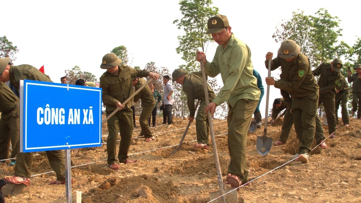 Lực lượng Công an xã cùng cán bộ, người dân tham gia đào hố trồng cà phê, mắc ca tại bản Pá Liếng, xã Mường Ảng. Ảnh: An Nhiên.
