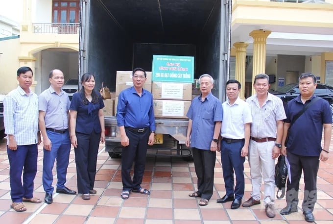 Các thành viên của VSTA hỗ trợ hạt giống cho nông dân vùng thiên tai bão lũ khôi phục sản xuất. Ảnh: Trung Quân.