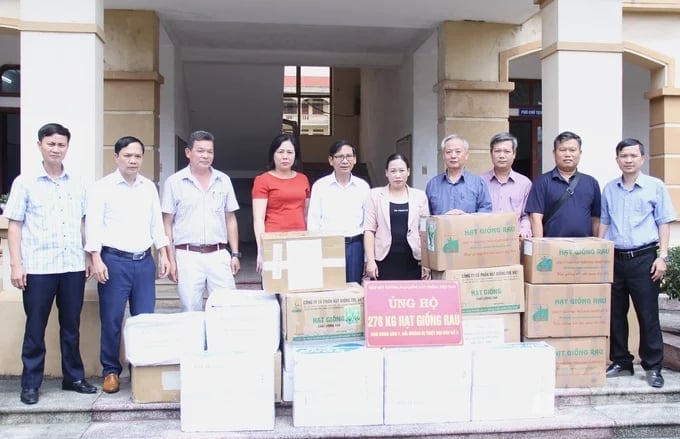 Hiệp hội kịp thời hỗ trợ các địa phương hạt giống cây trồng để tái thiết sản xuất, khắc phục hậu quả do mưa bão gây ra. Ảnh: Trung Quân.
