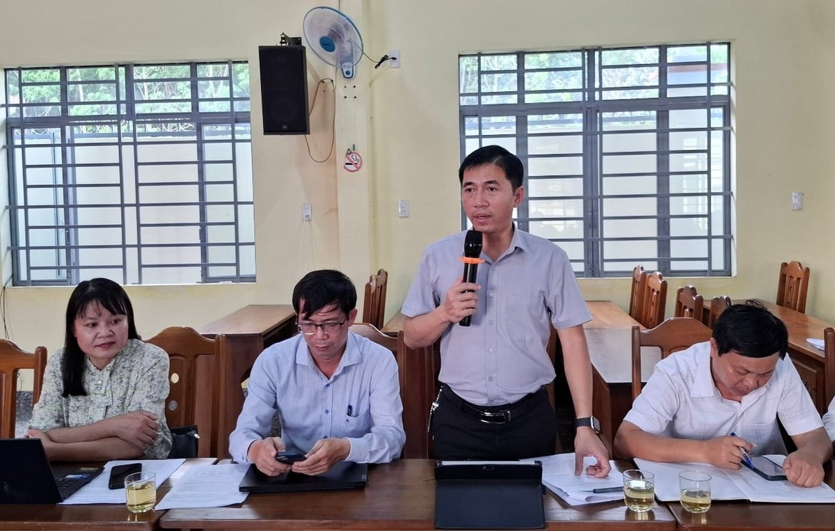 Ông Phạm Minh Châu, Chủ tịch UBND xã Ia Khưol (đứng) nhấn mạnh, cà phê là cây trồng thế mạnh góp phần đưa kinh tế của xã phát triển. Ảnh: Đăng Lâm. 