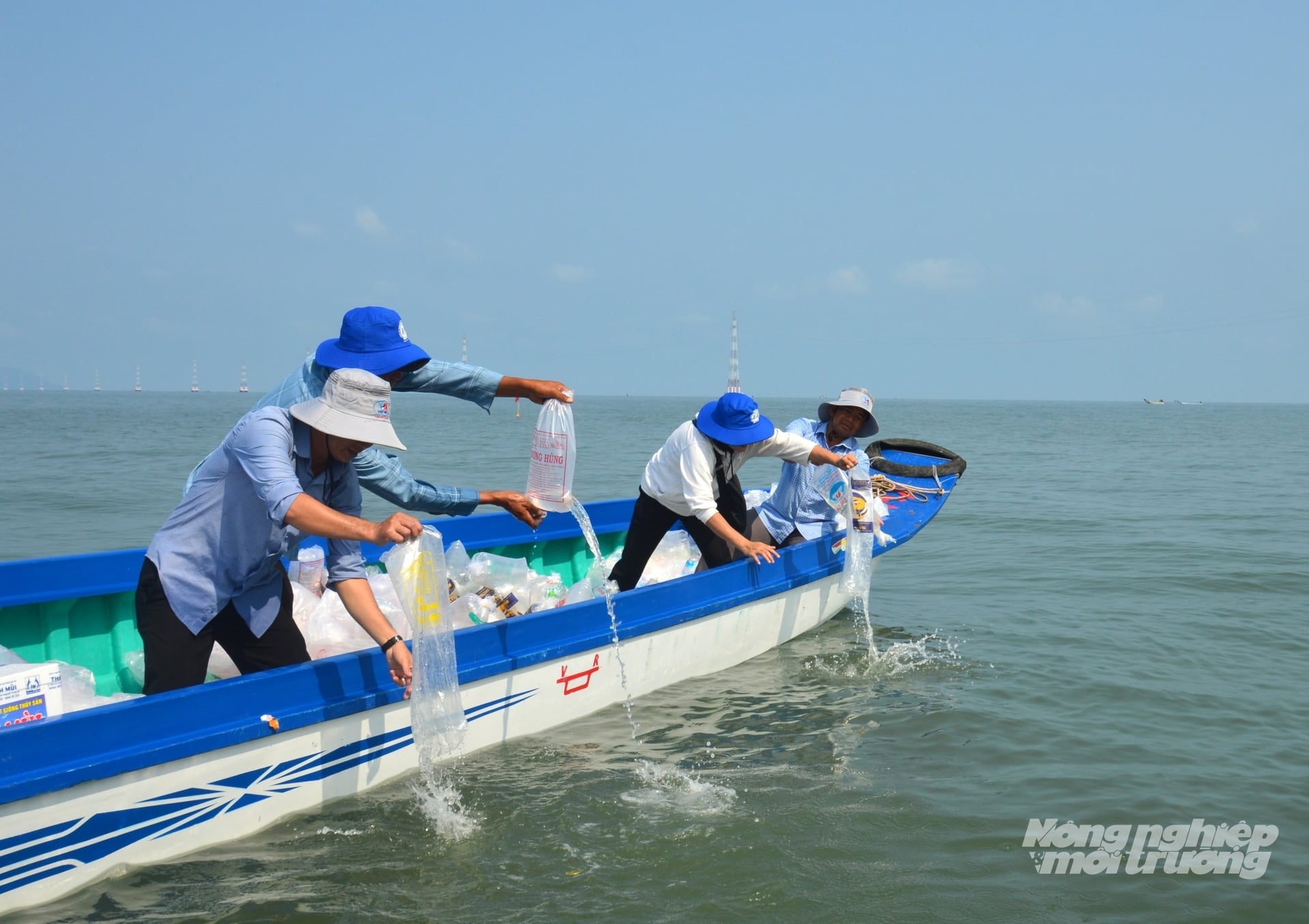 Hàng triệu con tôm, cua giống được thả về môi trường tự nhiên, không chỉ mang theo hy vọng của ngư dân về một vùng biển giàu cá, tôm, mà còn gửi gắm trách nhiệm gìn giữ tài nguyên cho thế hệ mai sau. Ảnh: Trung Chánh.