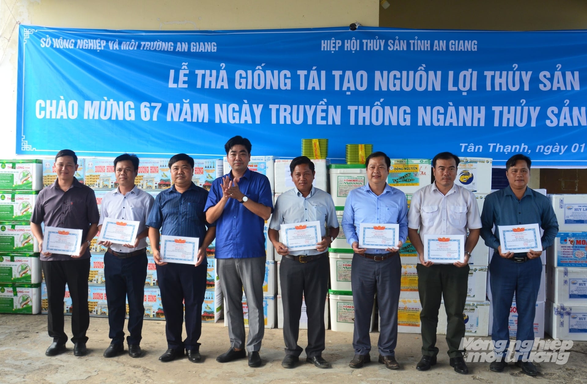Sở Nông nghiệp và Môi trường tỉnh An Giang khen thưởng các tổ chức, cá nhân đã có đóng góp phát triển ngành thủy sản bền vững, có trách nhiệm. Ảnh: Trung Chánh.