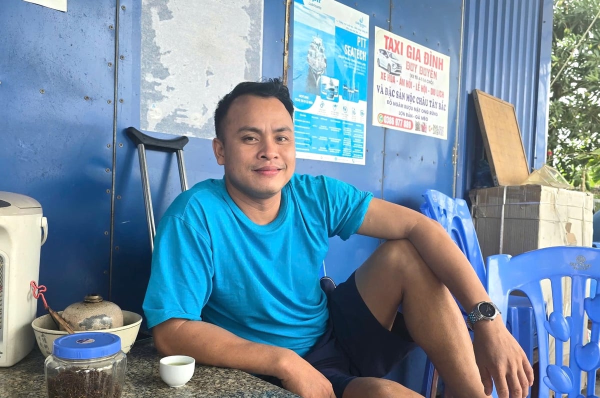 Anh Vũ Văn Huy, trú tại phường Nam Triệu, có tàu cá nằm bờ gần 1 tháng qua gượng cười khi được động viên. Ảnh: Đinh Mười.