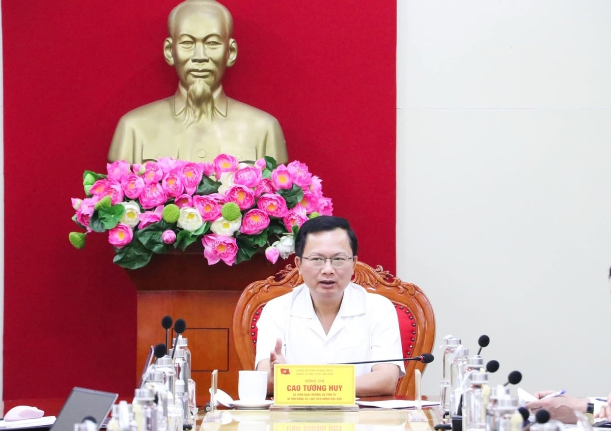Bí thư Đặc khu Vân Đồn Cao Tường Huy yêu cầu xây dựng và công khai minh bạch bộ hồ sơ hướng dẫn chi tiết thủ tục cấp phép nuôi biển. Ảnh: Ngân Hà. 