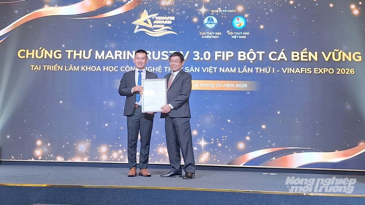 Tối 28/4, tại lễ trao giải VINAFIS AWARD trong khuôn khổ VinaFIS Expo 2026, đại diện Tổ chức SGS đã trao chứng nhận MarinTrust 3.0 cho ông Nguyễn Thành Lộc, Giám đốc Công ty TNHH Phúc Lộc Vũng Tàu, Chủ tịch Hội Thủy sản TP.HCM. Ảnh: XL.