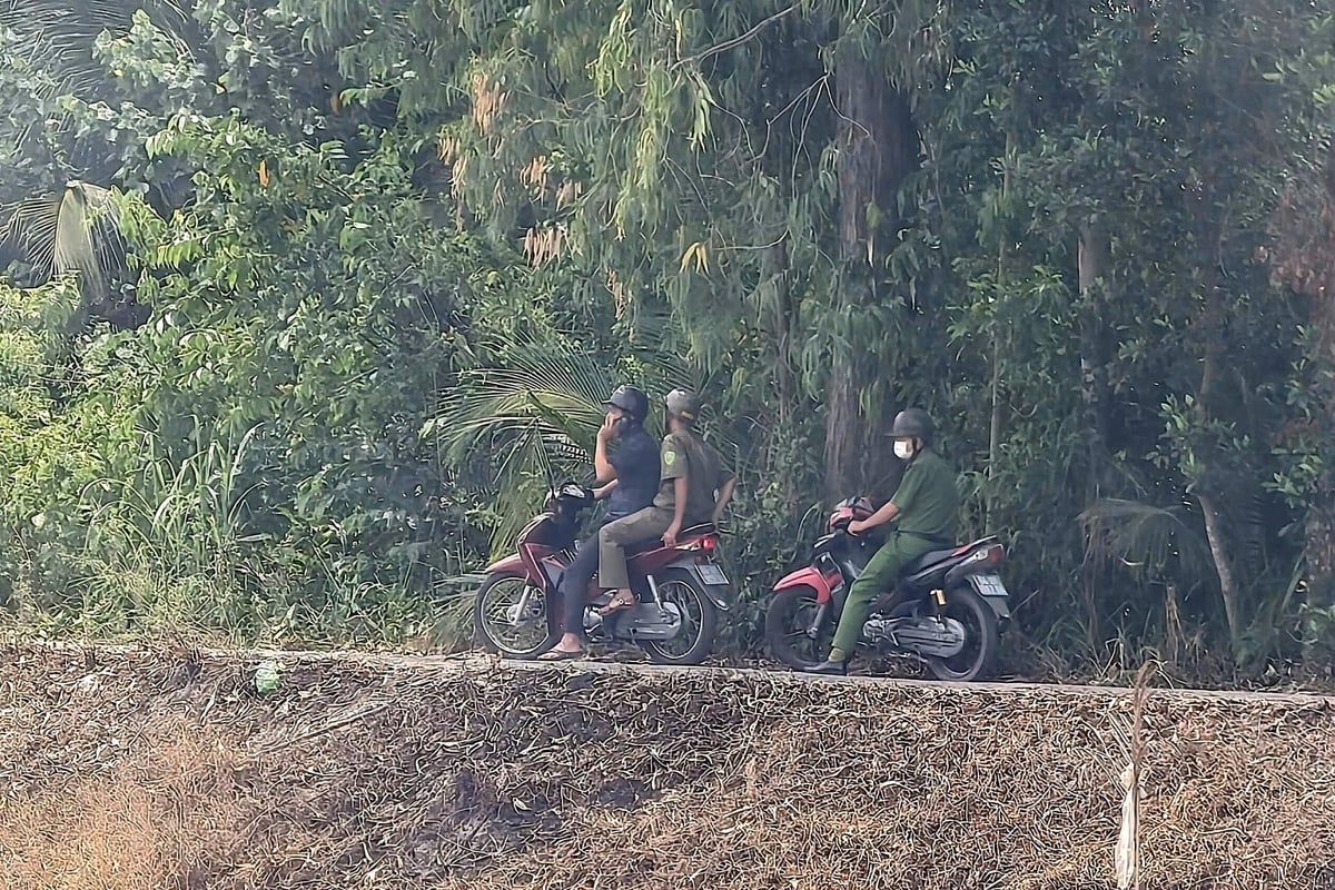 Tại Phú Quới, Công an xã tăng cường nắm tình hình, kịp thời phát hiện và xử lý các hành vi khai thác, vận chuyển đất không rõ nguồn gốc. Ảnh: Minh Đảm.