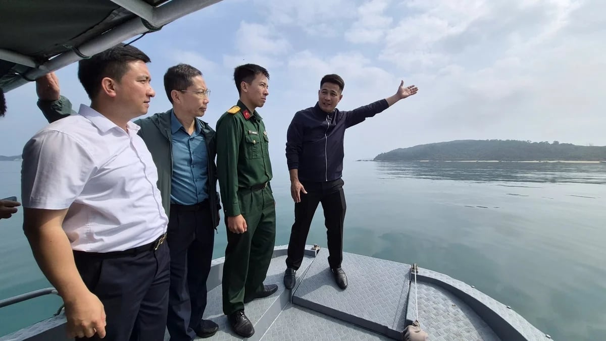 Ông Nguyễn Bá Ngọc (áo đen) cùng đoàn công tác kiểm tra khu vực nuôi biển được giao. Ảnh: Nguyễn Thành. Ông Nguyễn Bá Ngọc (áo đen) cùng đoàn công tác kiểm tra khu vực nuôi biển được giao. Ảnh: Nguyễn Thành.