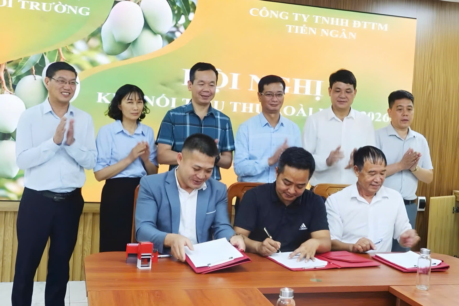 Công ty TNHH Đầu tư thương mại Tiến Ngân ký kết ghi nhớ hợp tác, bao tiêu sản phẩm xoài với một số HTX trên địa bàn tỉnh Sơn La. Ảnh: Nguyễn Yến.