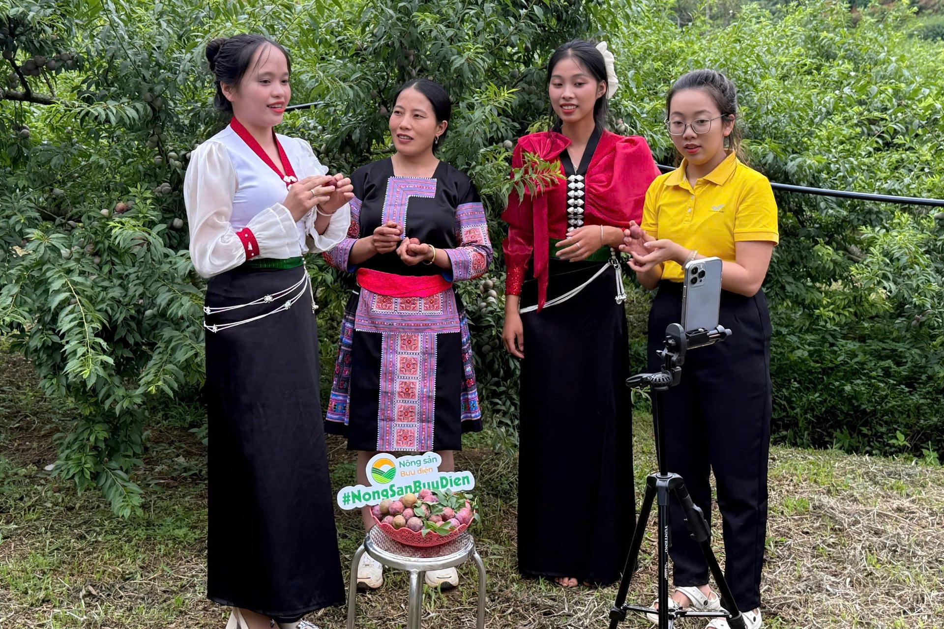 Nông dân Sơn La đổi mới phương thức bán hàng, livestream quảng bá, tiêu thụ nông sản trên nền tảng số. Ảnh: Minh Thu.