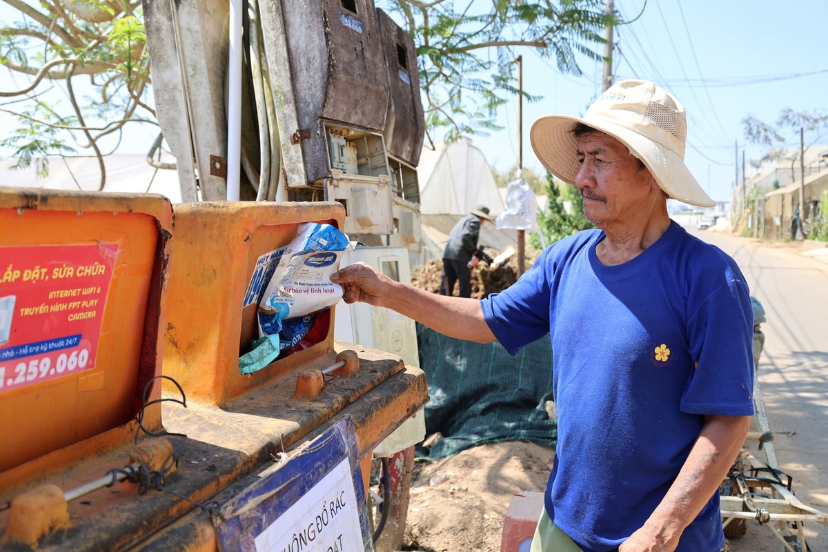 Ông Phạm Lợi, khu vực Thái Phiên, phường Lâm Viên - Đà Lạt đang gom các loại rác thải thuốc BVTV để vào thùng rác chuyên dụng. Ảnh: Phạm Hoài.