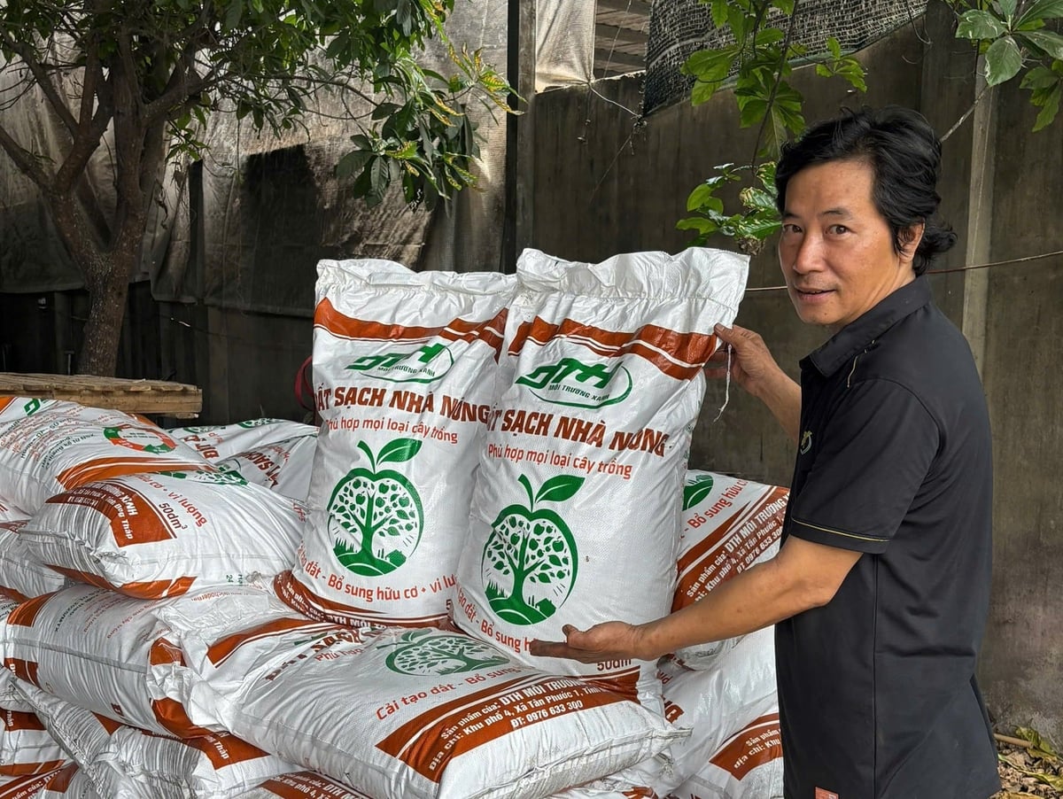 'Đất sạch nhà nông' tích hợp các vi sinh vật có lợi như Trichoderma, Bacillus cùng axit humic và fulvic. Ảnh: Minh Đảm.