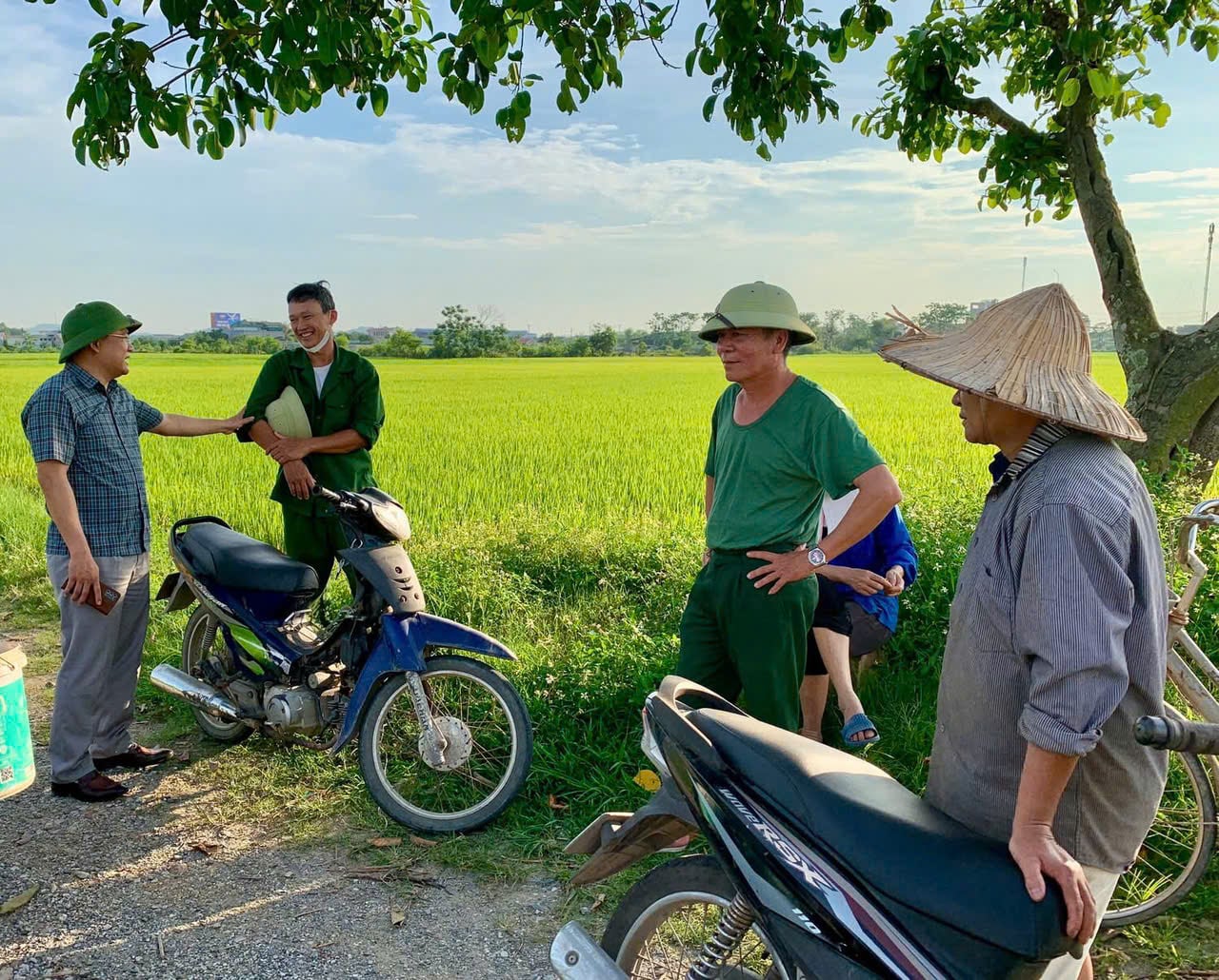 Cán bộ xã Hoằng Phú động viên, khích lệ bà con nông dân trước mùa gặt. Ảnh: Nguyễn Thị Hồng Minh. Cán bộ xã Hoằng Phú động viên, khích lệ bà con nông dân trước mùa gặt. Ảnh: Nguyễn Thị Hồng Minh.