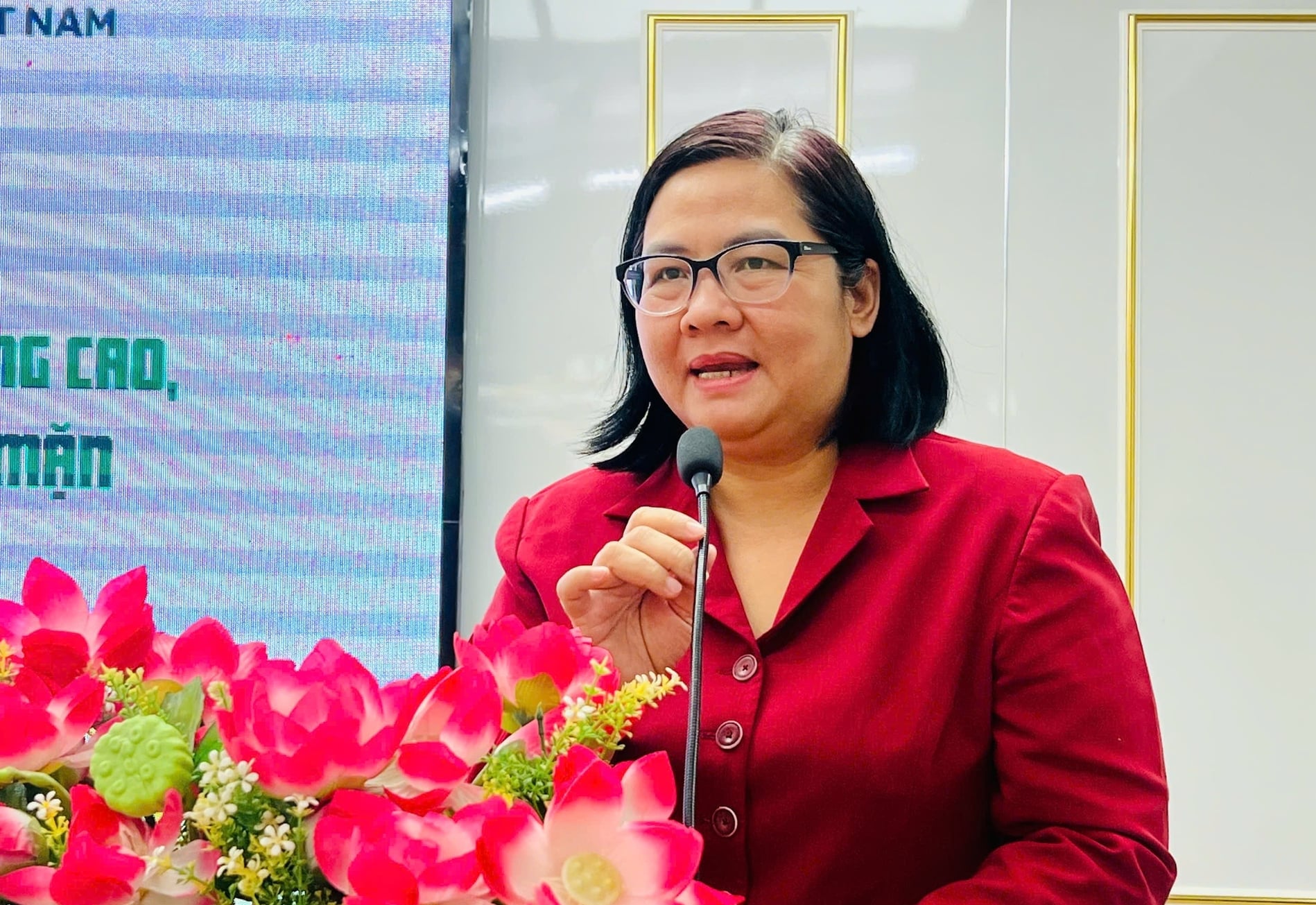 Bà Huỳnh Kim Định, Phó Giám đốc Trung tâm Khuyến nông Quốc gia kiêm Giám đốc Trung tâm Khuyến nông vùng ĐBSCL phát biểu tại hội thảo. Ảnh: Trọng Linh. Bà Huỳnh Kim Định, Phó Giám đốc Trung tâm Khuyến nông Quốc gia kiêm Giám đốc Trung tâm Khuyến nông vùng ĐBSCL phát biểu tại hội thảo. Ảnh: Trọng Linh.