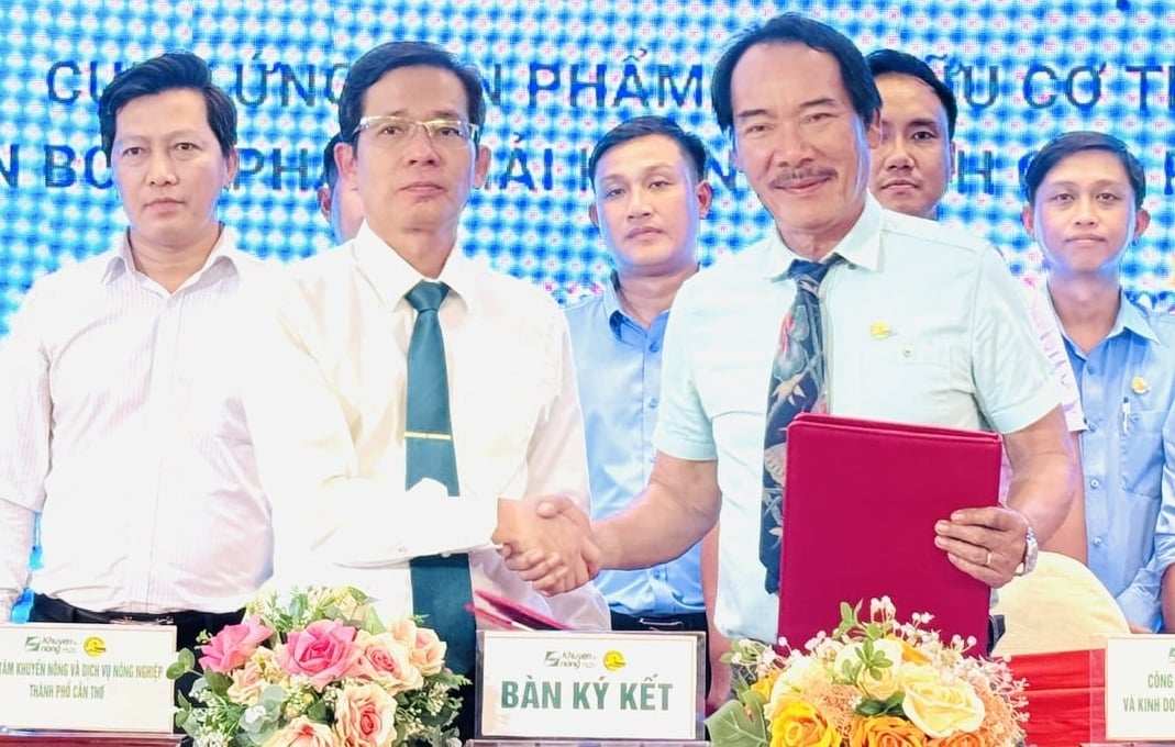 Lãnh đạo Trung tâm Khuyến nông và Dịch vụ nông nghiệp TP Cần Thơ và Công ty Phân bón Bình Điền II trao biên bản ghi nhớ hợp tác trước sự chứng kiến của các đại biểu. Ảnh: Lê Hoàng Vũ.