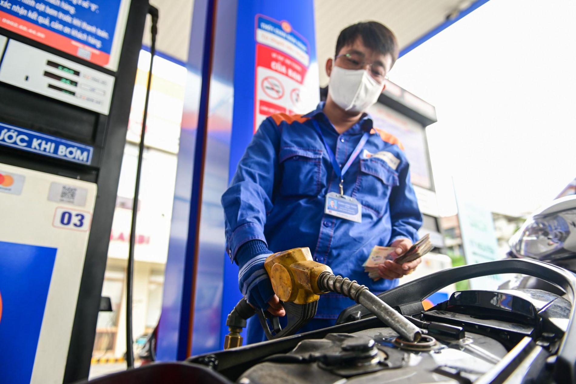 Giá xăng dầu hôm nay 14/5 đồng loạt giảm - Ảnh 1