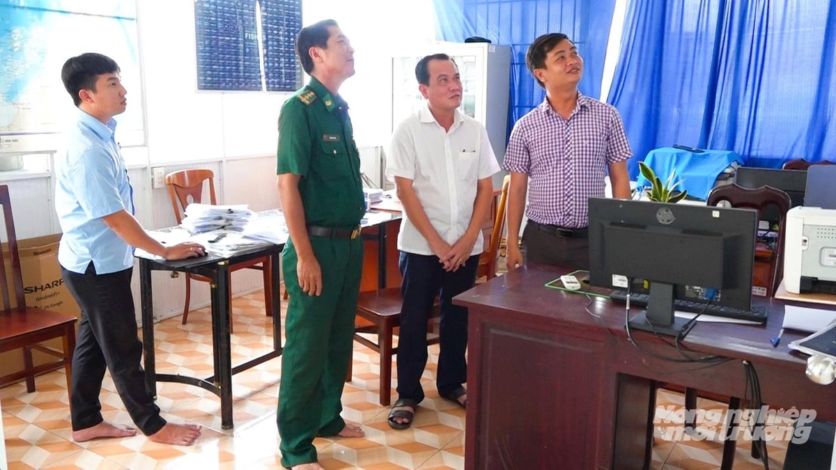 Lực lượng chức năng kiểm tra, giám sát hoạt động tàu cá tại cảng cá Trần Đề. Ảnh: Văn Vũ.