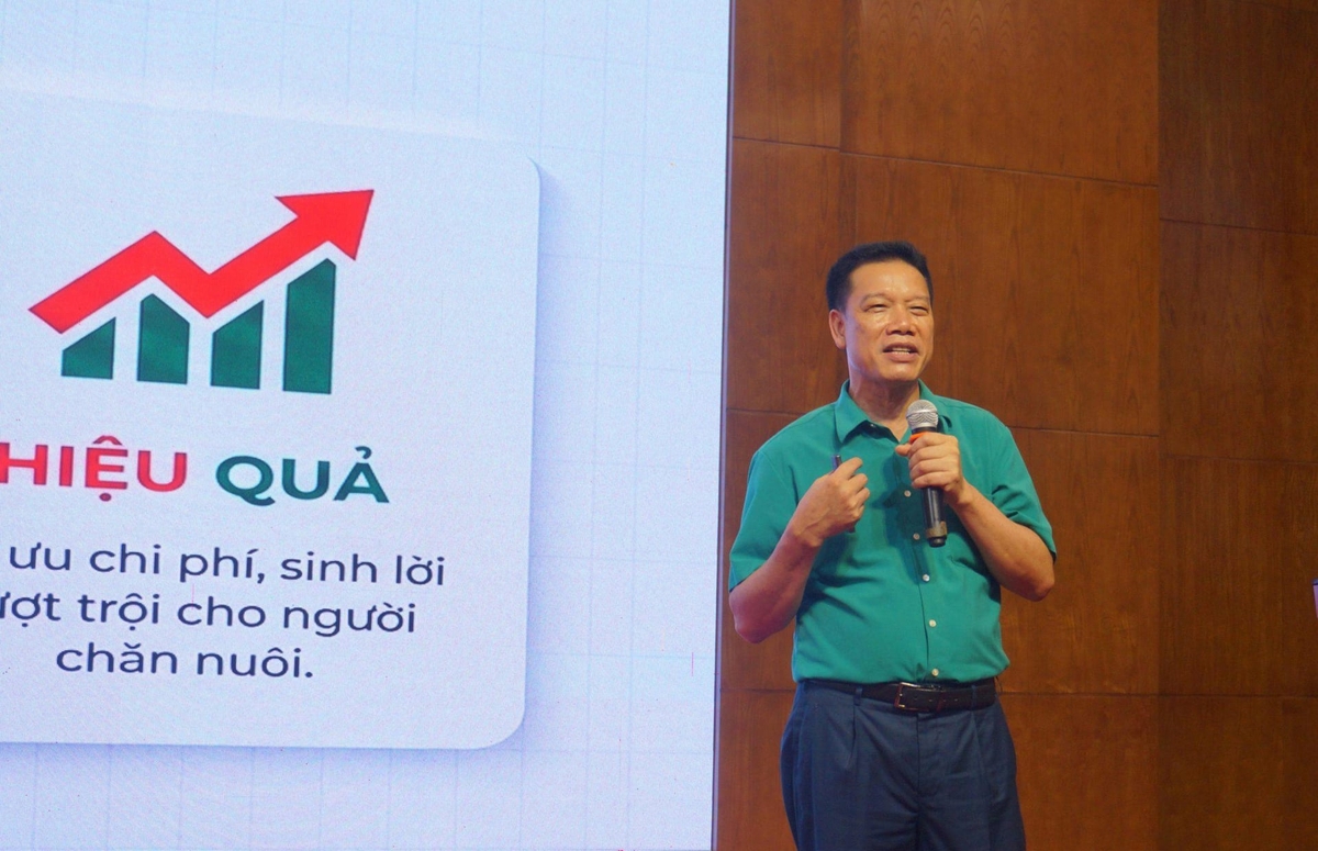 Ông Nguyễn Như Phán, Phó Giám đốc Công ty TNHH MTV Gà giống Dabaco giới thiệu sản phẩm mới giống gà J số 1. Ảnh: Thùy Linh.