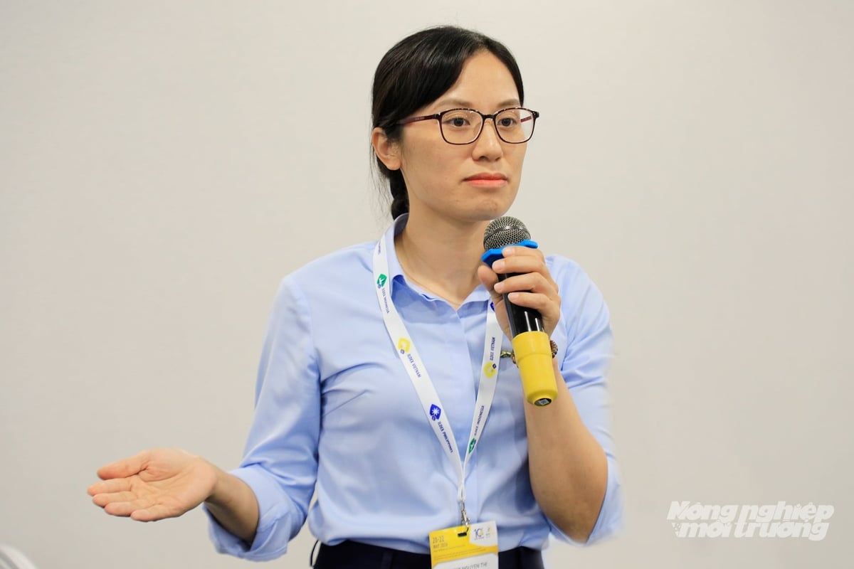 Bà Nguyễn Thị Hường, Phó phòng R&D, Công ty TNHH MTV Gà giống Dabaco chia sẻ phương pháp chọn giống mới giúp Dabaco giảm FCR trong chăn nuôi gà nội trên giống gà Mía. Ảnh: Nguyễn Thủy.