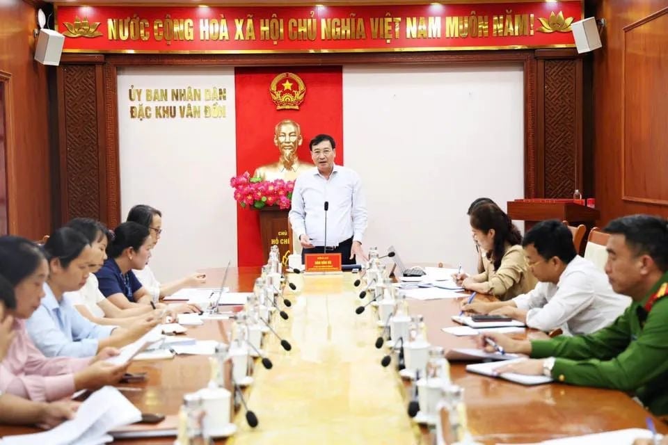 Ông Đào Văn Vũ, Phó Chủ tịch Thường trực UBND đặc khu Vân Đồn chủ trì cuộc họp thẩm định hồ sơ hỗ trợ khắc phục thiệt hại do bệnh Dịch tả lợn châu Phi. Ảnh: Ngân Hà. 