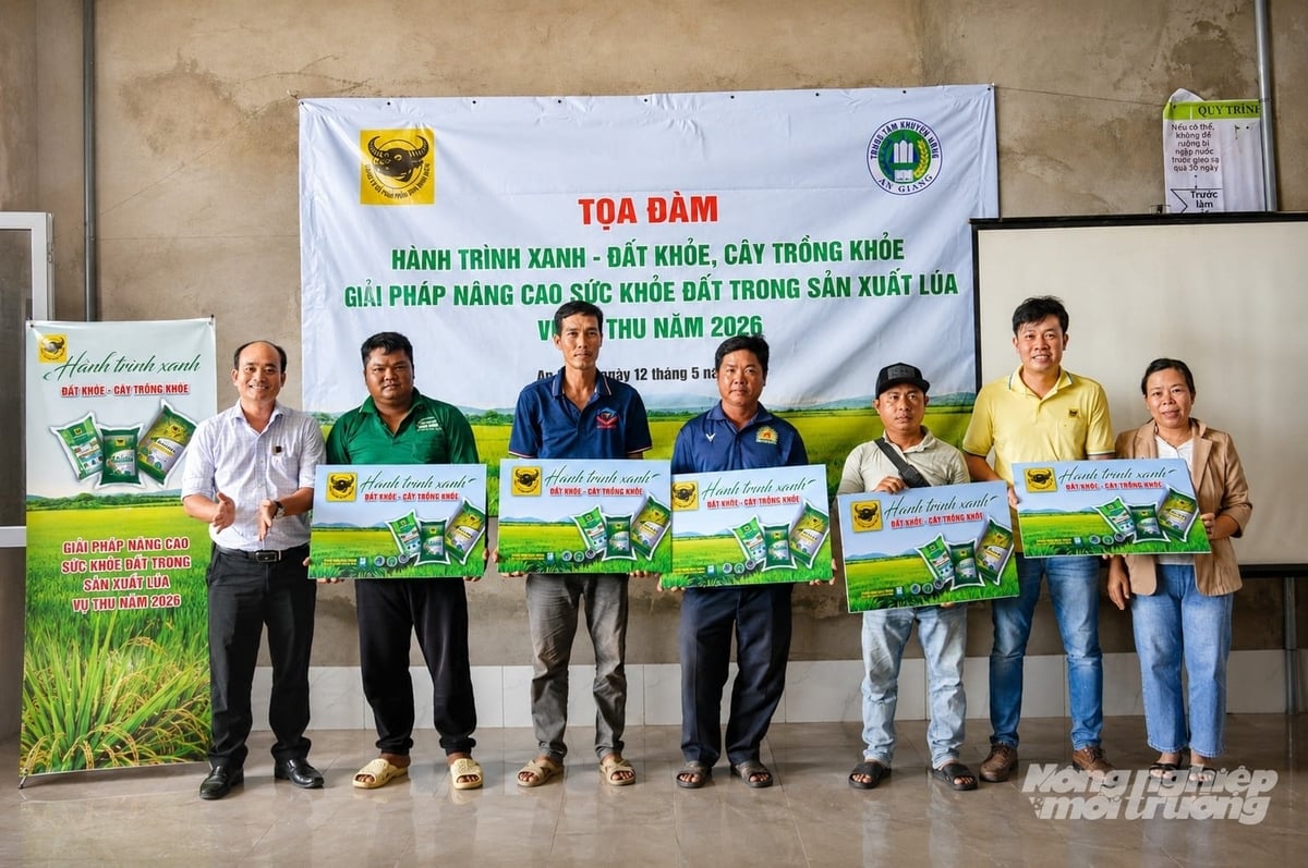 Tại hội thảo, Công ty cổ phần Phân bón Bình Điền đã trao tượng trưng hỗ trợ phân bón sản xuất lúa cho nông dân tham gia chương trình 'Hành trình xanh - đất khỏe'. Ảnh: Trung Chánh. Tại hội thảo, Công ty cổ phần Phân bón Bình Điền đã trao tượng trưng hỗ trợ phân bón sản xuất lúa cho nông dân tham gia chương trình 'Hành trình xanh - đất khỏe'. Ảnh: Trung Chánh.
