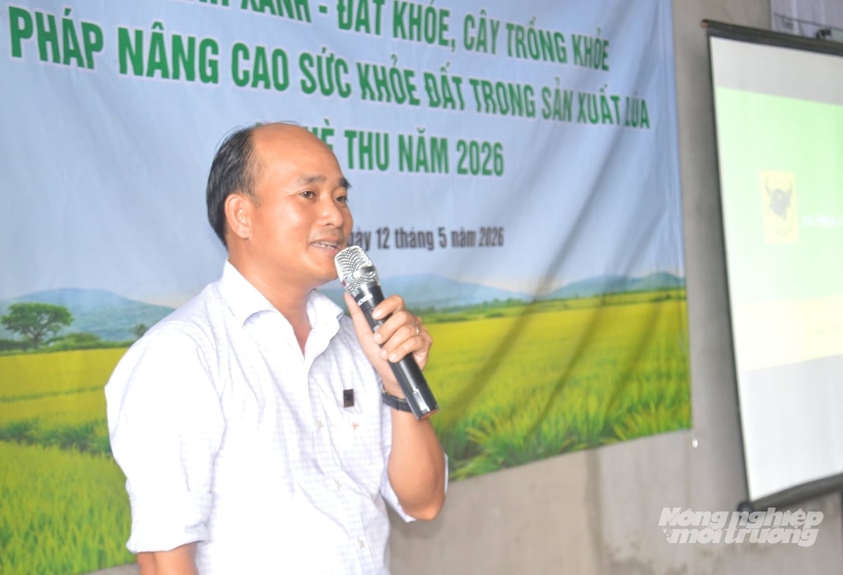 Ông Trần Tấn Thành, Trưởng vùng ĐBSCL - Công ty cổ phần Phân bón Bình Điền trình bày các giải pháp bổ sung dinh dưỡng giúp cải thiện môi trường đất canh tác lúa. Ảnh: Trung Chánh. Ông Trần Tấn Thành, Trưởng vùng ĐBSCL - Công ty cổ phần Phân bón Bình Điền trình bày các giải pháp bổ sung dinh dưỡng giúp cải thiện môi trường đất canh tác lúa. Ảnh: Trung Chánh.