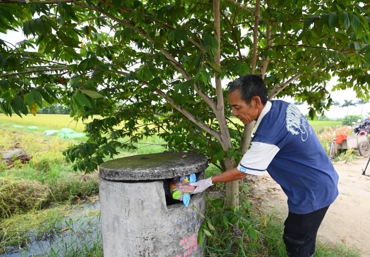 Vỏ thuốc bảo vệ thực vật được thu gom sau khi sử dụng. Ảnh: Tùng Đinh.