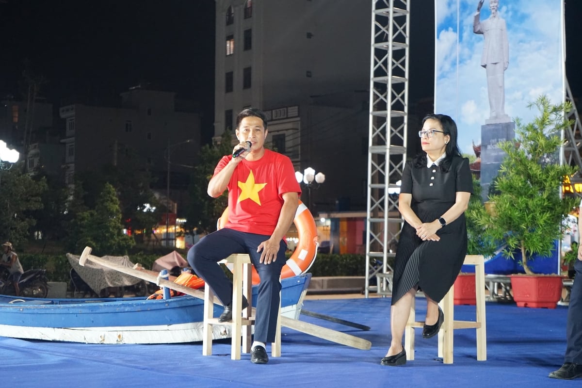 Anh Nguyễn Bá Ngọc, Chủ tịch Hội đồng quản trị Công ty cổ phần Mực nhảy Biển Đông (áo đỏ) cho rằng, rào cản lớn nhất hiện nay là thiếu cơ chế tín dụng và bảo hiểm dành riêng cho nuôi biển công nghệ cao. Ảnh: Nguyễn Thành. Anh Nguyễn Bá Ngọc, Chủ tịch Hội đồng quản trị Công ty cổ phần Mực nhảy Biển Đông (áo đỏ) cho rằng, rào cản lớn nhất hiện nay là thiếu cơ chế tín dụng và bảo hiểm dành riêng cho nuôi biển công nghệ cao. Ảnh: Nguyễn Thành.