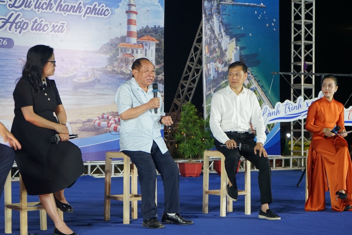 PGS.TS Nguyễn Hữu Dũng (thứ 2 từ trái sang), Chủ tịch Hiệp hội Nuôi biển Việt Nam cho rằng, nuôi biển hiện đại không chỉ là nuôi hải sản mà phải gắn với bảo vệ môi trường và phát triển cộng đồng. Ảnh: Nguyễn Thành. PGS.TS Nguyễn Hữu Dũng (thứ 2 từ trái sang), Chủ tịch Hiệp hội Nuôi biển Việt Nam cho rằng, nuôi biển hiện đại không chỉ là nuôi hải sản mà phải gắn với bảo vệ môi trường và phát triển cộng đồng. Ảnh: Nguyễn Thành.