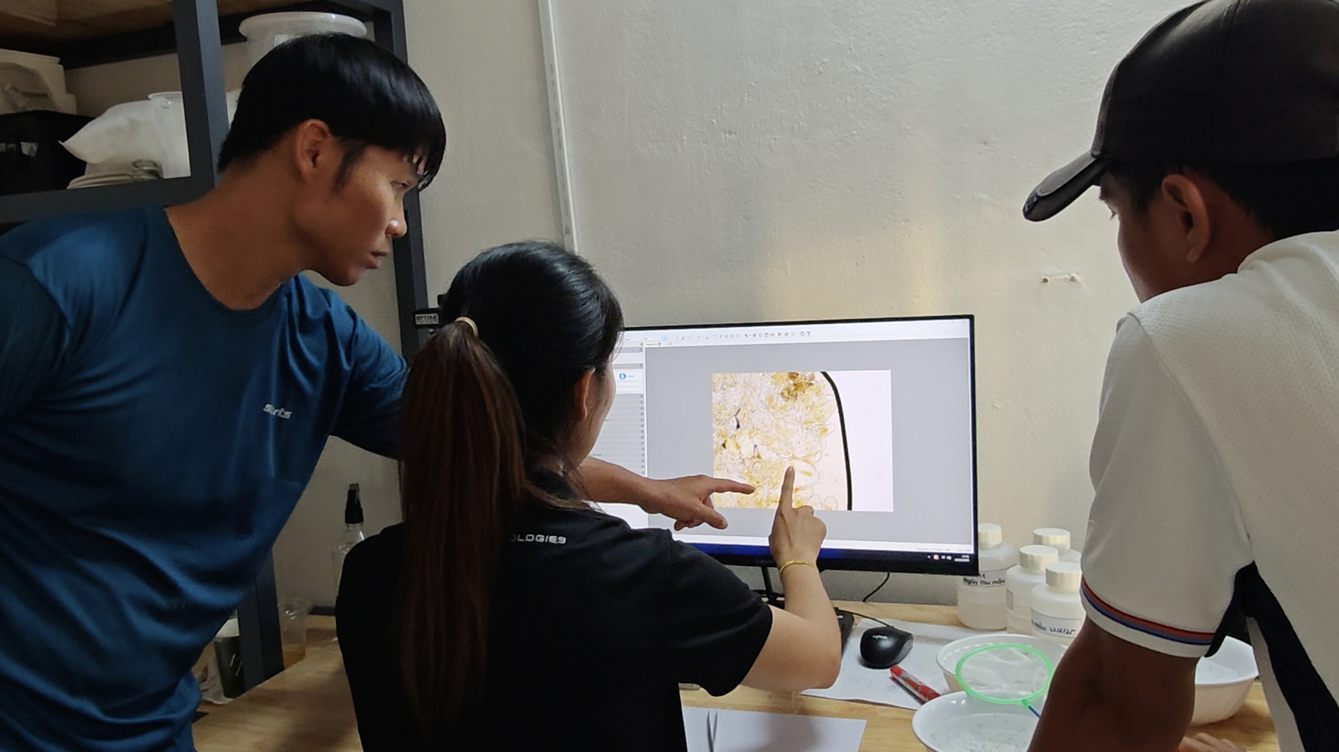 Nhờ tối ưu vận hành và kiểm soát môi trường bằng dữ liệu, TOMGOXY® giúp giảm mức tiêu hao điện từ khoảng 5.000 kWh xuống còn khoảng 2.000 kWh cho mỗi tấn tôm thương phẩm. Ảnh: Minh Đảm. Nhờ tối ưu vận hành và kiểm soát môi trường bằng dữ liệu, TOMGOXY® giúp giảm mức tiêu hao điện từ khoảng 5.000 kWh xuống còn khoảng 2.000 kWh cho mỗi tấn tôm thương phẩm. Ảnh: Minh Đảm.