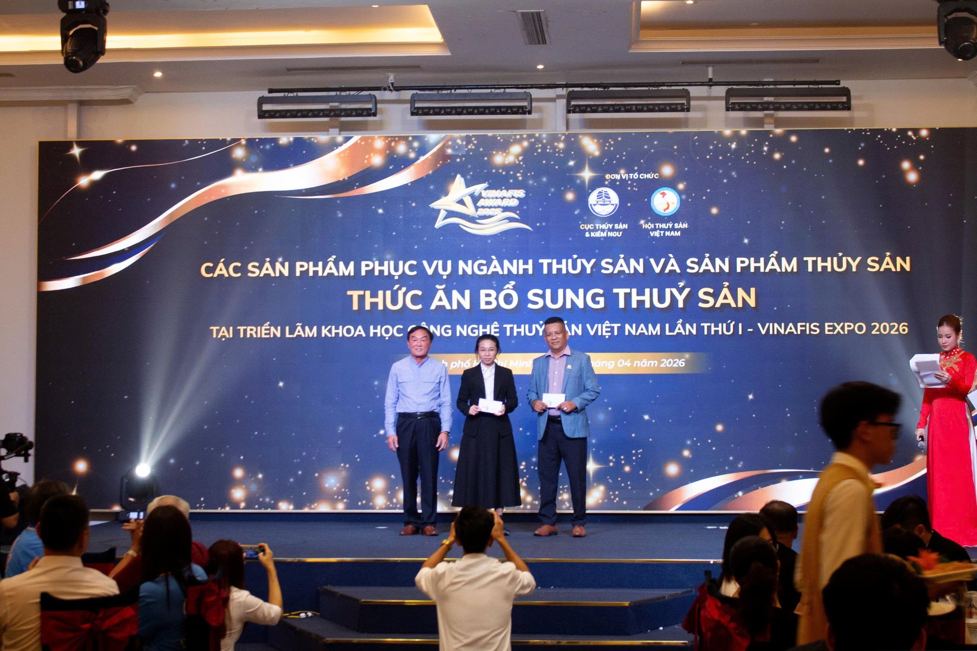 Đại diện Công ty CP CNSH R.E.P nhận giải thưởng Thức ăn bổ sung thủy sản đạt giải logo vàng. Ảnh: R.E.P.