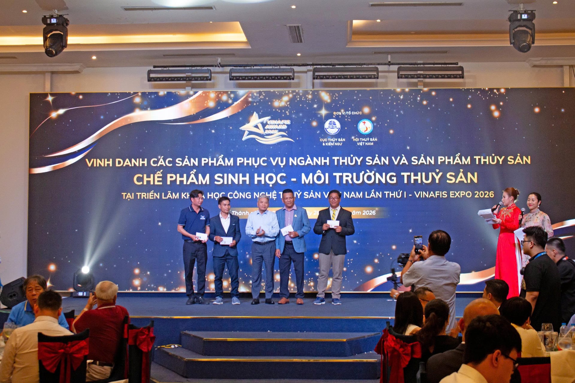Đại diện Công ty CP CNSH R.E.P nhận giải thưởng Chế phẩm sinh học - môi trường thủy sản đạt giải logo bạc. Ảnh: R.E.P.