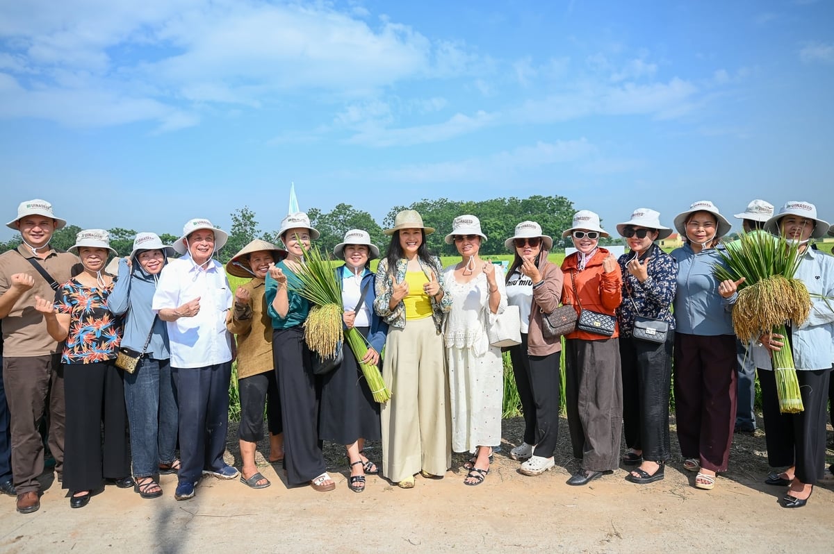 Bà Nguyễn Thị Trà My cùng bà con nông dân, đại lý phân phối các sản phẩm của Vinaseed, VFC tại Vĩnh Tường, Vĩnh Phúc. Ảnh: Tùng Đinh.
