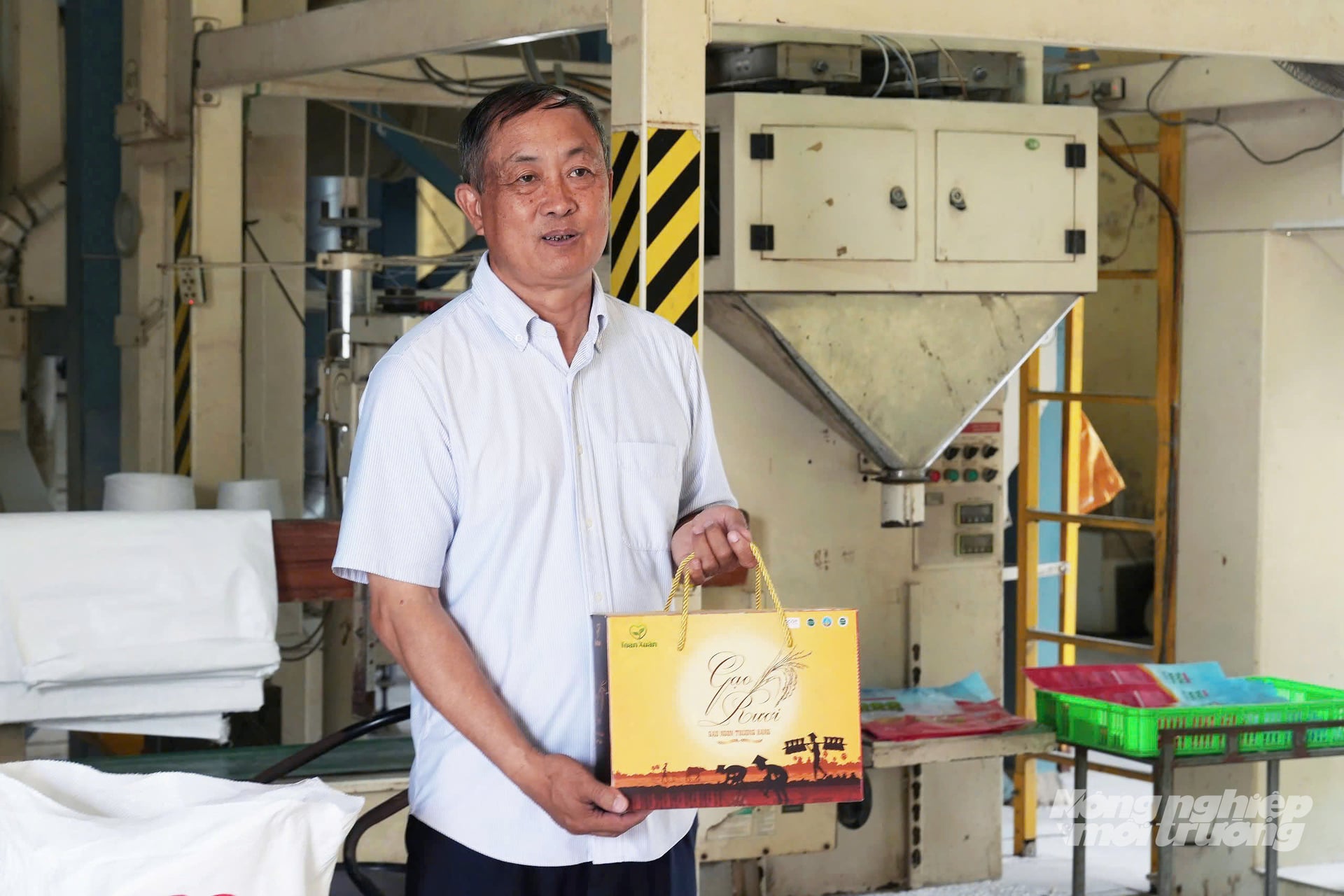 Ông Trần Quốc Toản - Giám đốc Công ty TNHH Toản Xuân giới thiệu sản phẩm gạo sinh thái ruộng rươi. Ảnh: Hà Trang.