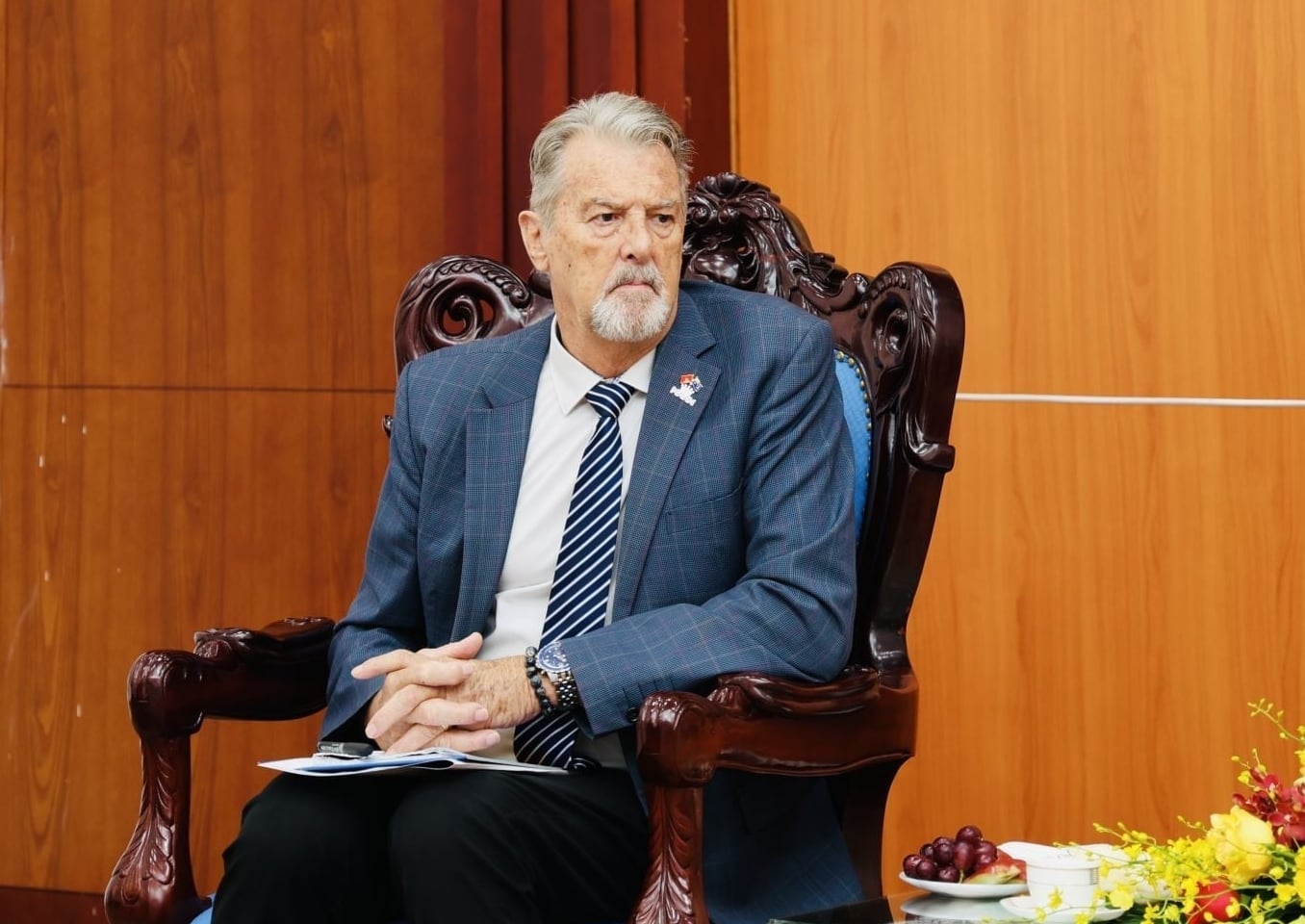 Ông David John Whitehead - Chủ tịch HĐQT Tập đoàn Mavin phát biểu tại buổi làm việc với Bí thư Tỉnh ủy Lai Châu Lê Minh Ngân. Ảnh: Đinh Lan.