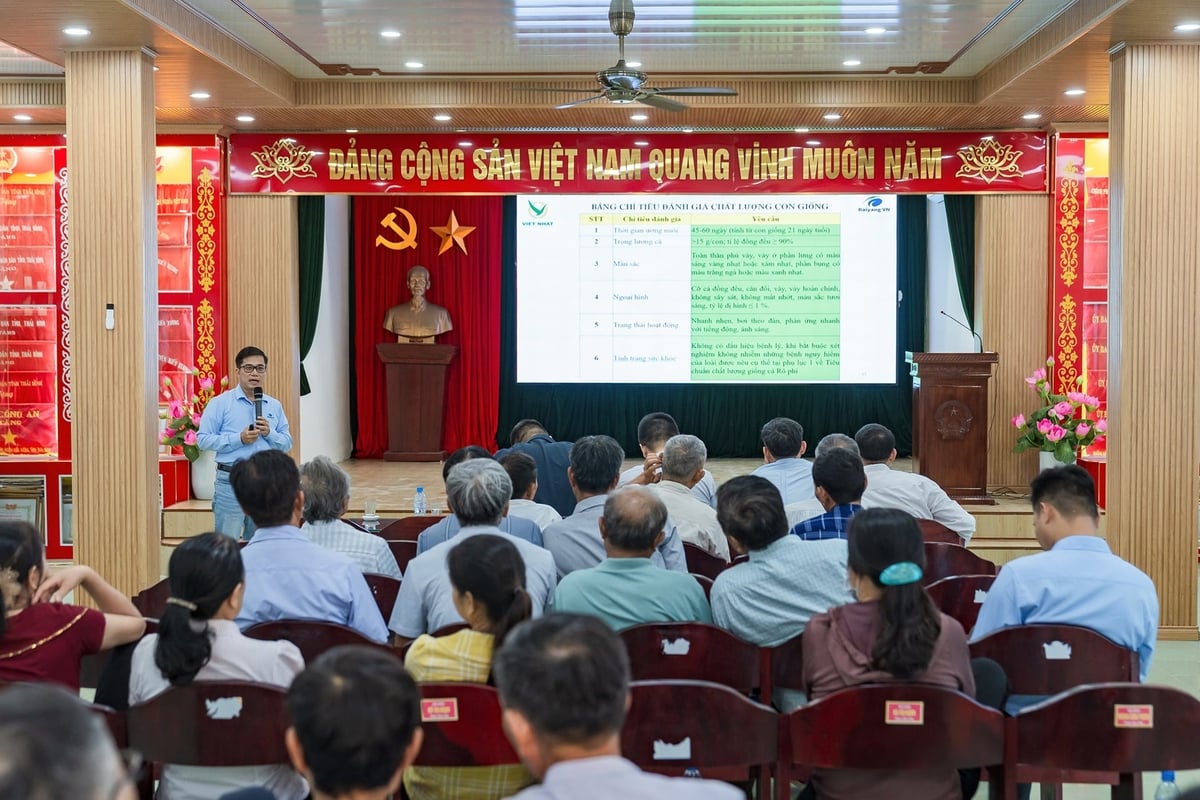 TS Đoàn Quốc Khánh, Giám đốc Kỹ thuật Thủy sản Viet Nhat Group trao đổi kỹ thuật với các hộ nuôi trong chuỗi liên kết. Ảnh: VN.