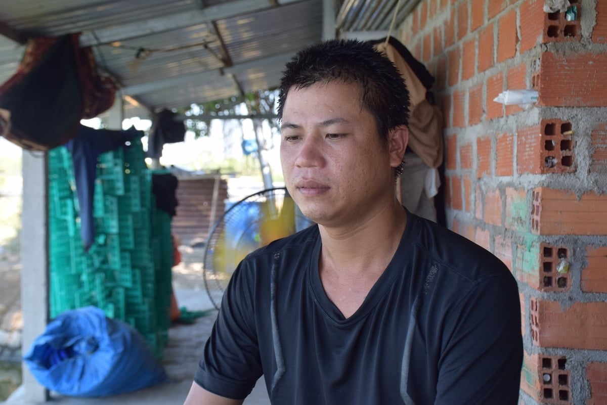 Anh Dương Thanh Hỷ ngậm ngùi nhớ lại những vụ tôm liên tiếp bị thua lỗ của mình. Ảnh: V.Đ.T. Anh Dương Thanh Hỷ ngậm ngùi nhớ lại những vụ tôm liên tiếp bị thua lỗ của mình. Ảnh: V.Đ.T.