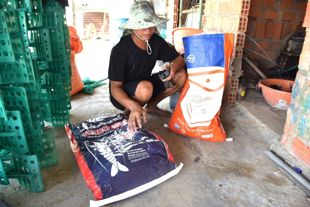 Trước đây, anh Dương Thanh Hỷ cho tôm ăn thức ăn có 42 độ đạm (bìa trái) nhưng nay anh chỉ cho tôm ăn thức ăn có 36 độ đạm (bìa phải) để giảm chi phí đầu vào. Ảnh: V.Đ.T. Trước đây, anh Dương Thanh Hỷ cho tôm ăn thức ăn có 42 độ đạm (bìa trái) nhưng nay anh chỉ cho tôm ăn thức ăn có 36 độ đạm (bìa phải) để giảm chi phí đầu vào. Ảnh: V.Đ.T.