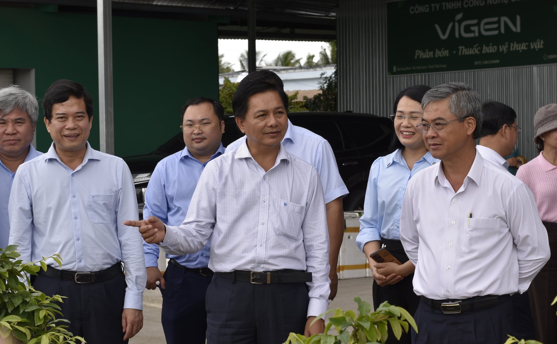Đoàn công tác của Tỉnh ủy Vĩnh Long do ông Trần Văn Lâu - Bí thư Tỉnh ủy làm trưởng đoàn khảo sát mô hình nhân giống bằng phương pháp nuôi cấy mô tại Công ty Vigen (xã Chợ Lách). Ảnh: Minh Đảm.
