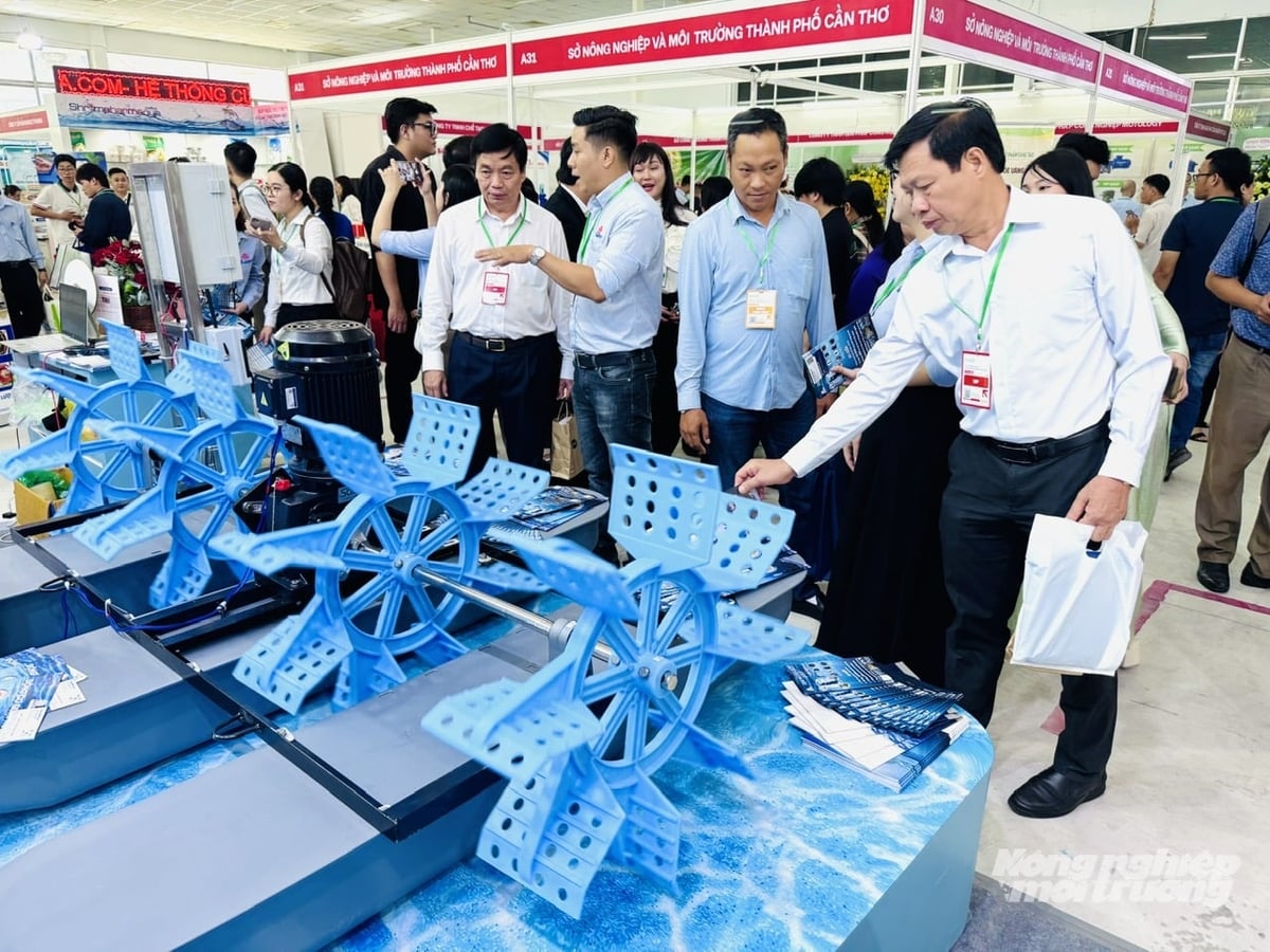 Khách tham quan và người nuôi thủy sản tìm hiểu các thiết bị sục khí, tạo oxy hiện đại ứng dụng công nghệ 4.0 tại không gian triển lãm VietAgros 2026. Ảnh: Lê Hoàng Vũ. Khách tham quan và người nuôi thủy sản tìm hiểu các thiết bị sục khí, tạo oxy hiện đại ứng dụng công nghệ 4.0 tại không gian triển lãm VietAgros 2026. Ảnh: Lê Hoàng Vũ.