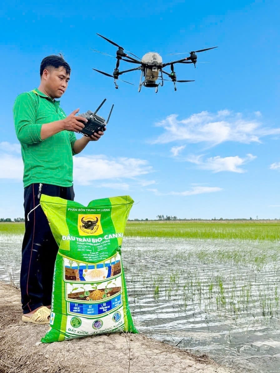 Ứng dụng công nghệ drone để sạ phân cải tạo đất Bio-Canxi đầu vụ giúp tiết kiệm công lao động và chi phí. Ảnh: Ngọc Vân. Ứng dụng công nghệ drone để sạ phân cải tạo đất Bio-Canxi đầu vụ giúp tiết kiệm công lao động và chi phí. Ảnh: Ngọc Vân.