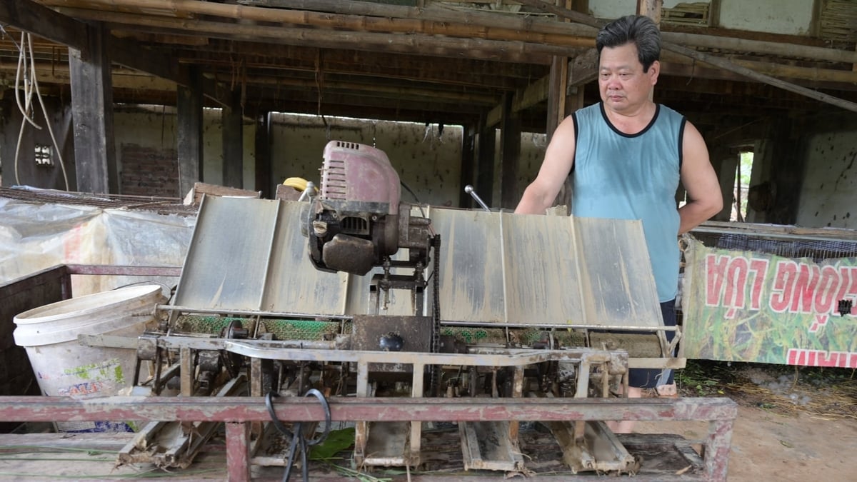 Ông Lò Văn Bun tích cực vận động người dân áp dụng máy cấy, góp phần giảm công lao động và nâng cao hiệu quả sản xuất. Ảnh: Trần Hương.