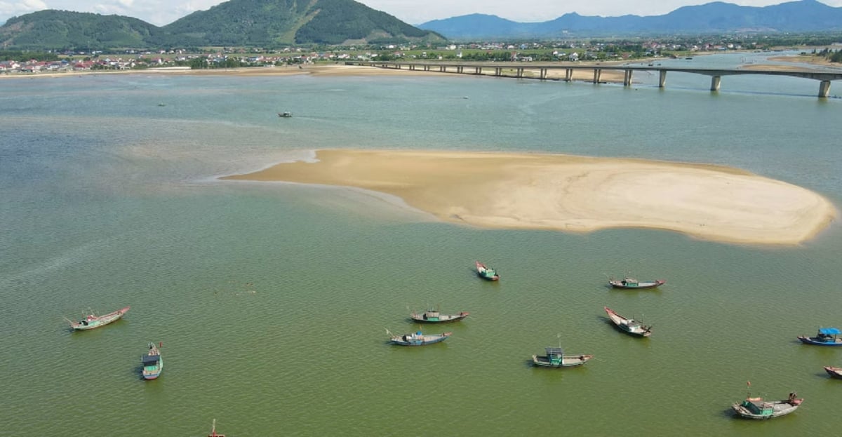Toàn bộ hệ thống các cảng cá, khu neo đậu tránh trú bão cho tàu cá và luồng hàng hải ven biển tại Hà Tĩnh đều bị bồi lắng nghiêm trọng. Ảnh: Thanh Nga.