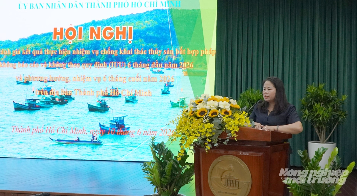 Bà Phạm Thị Na báo cáo công tác phòng chống khai thác IUU của TP.HCM tại Hội nghị. Ảnh: Lê Bình. Bà Phạm Thị Na báo cáo công tác phòng chống khai thác IUU của TP.HCM tại Hội nghị. Ảnh: Lê Bình.