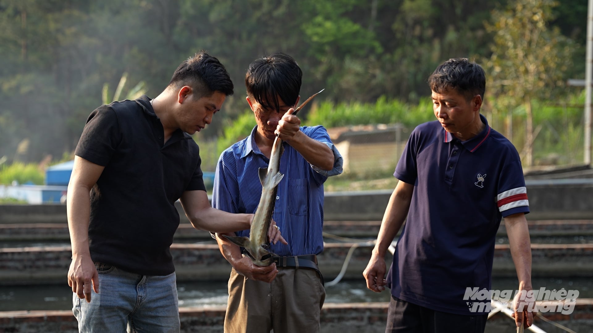 Anh Nguyễn Văn Tuấn, Giám đốc Công ty TNHH MTV Phú Hưng Phát (bên trái ngoài cùng). Ảnh: Đức Bình.