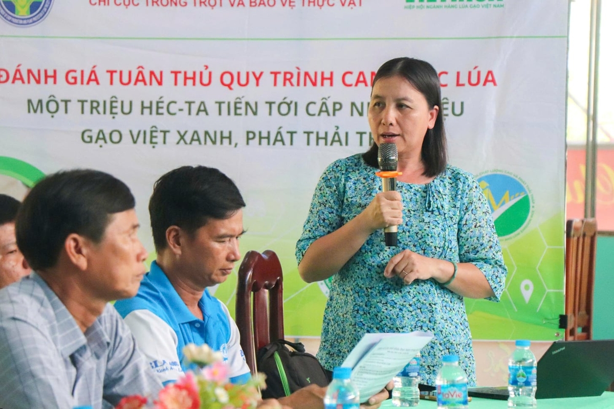Bà Trần Thị Kim Thúy, Phó Chi cục trưởng Chi cục Trồng trọt và Bảo vệ thực vật TP Cần Thơ hướng dẫn bà con nông dân ứng dụng công cụ ViRiCert để đánh giá mức độ tuân thủ quy trình canh tác thuộc Đề án 1 triệu ha lúa. Ảnh: Kim Anh.