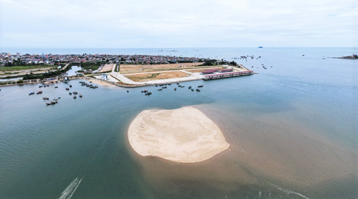 Việc thực hiện các dự án nạo vét cảng cá và khu neo đậu tránh trú bão cho tàu cá Hà Tĩnh đã rất cấp bách. Ảnh: T.Nga.