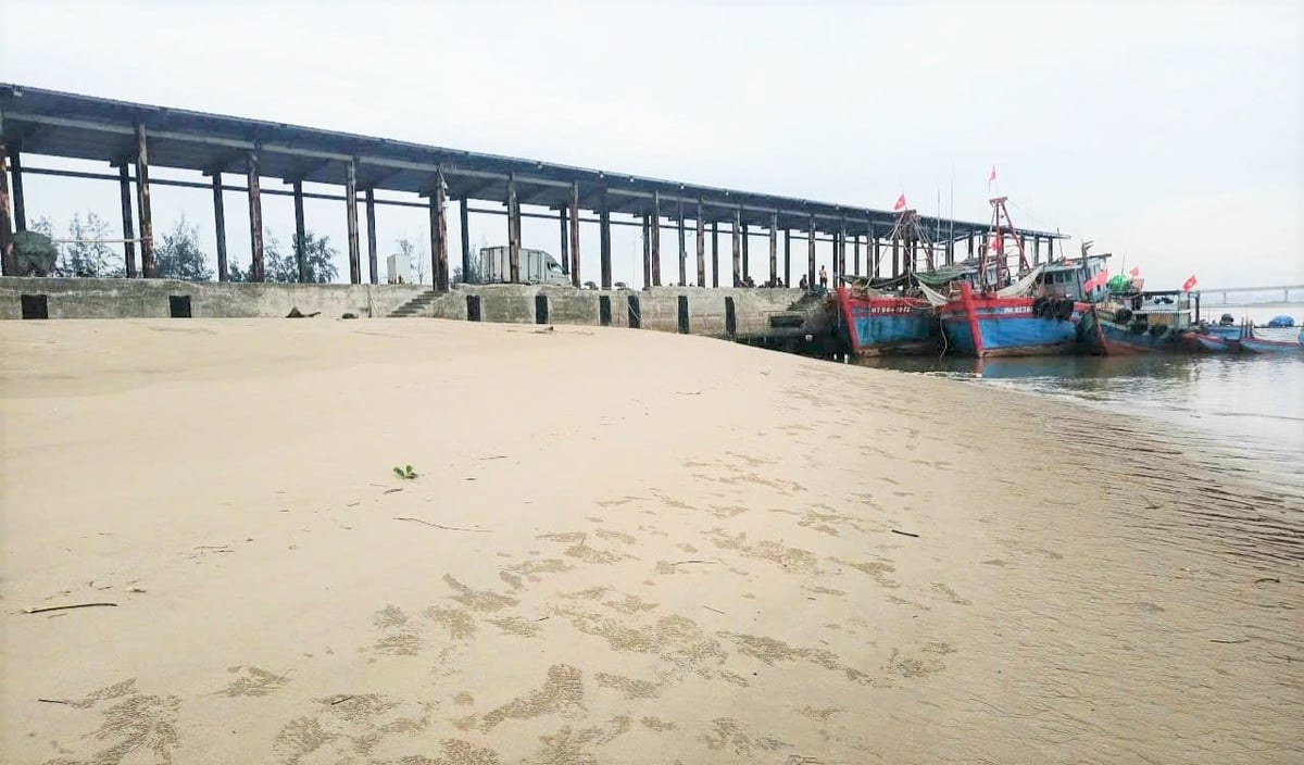 Khoảng 70% chiều dài cầu cảng của cảng cá Xuân Hội đã bị bùn, cát bồi lấp. Ảnh: Thanh Nga.