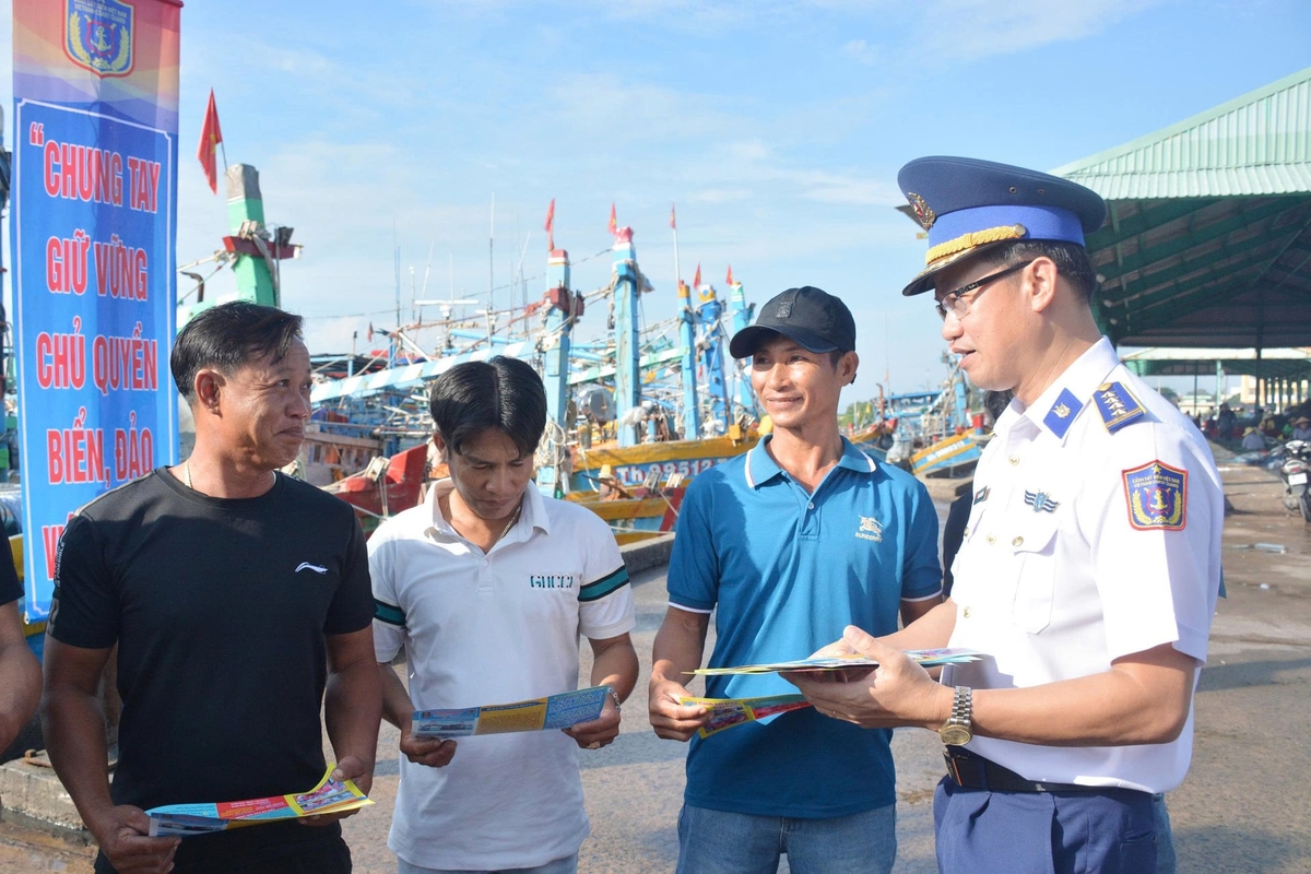 Ngư dân được cập nhật các quy định mới về chống khai thác IUU, góp phần hạn chế vi phạm và nâng cao hiệu quả quản lý nghề cá. Ảnh: Đức Định. Ngư dân được cập nhật các quy định mới về chống khai thác IUU, góp phần hạn chế vi phạm và nâng cao hiệu quả quản lý nghề cá. Ảnh: Đức Định.