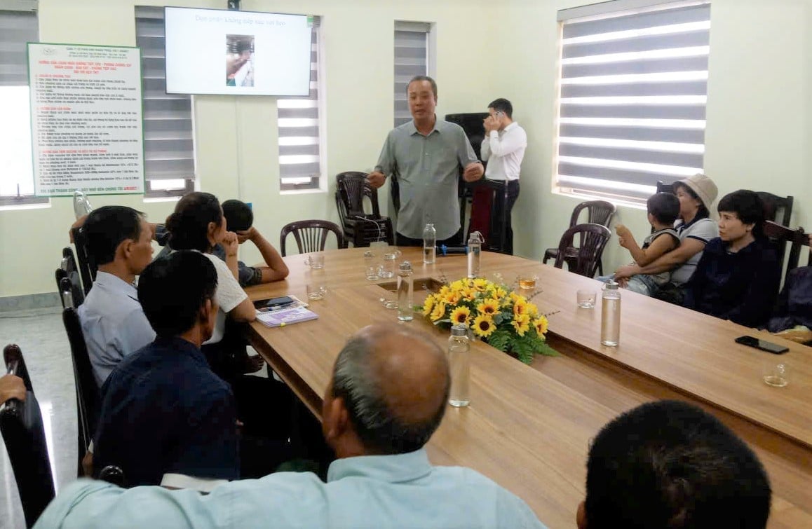 Tập huấn triển khai mô hình đến từng hộ chăn nuôi. Ảnh: Thanh Nga. Tập huấn triển khai mô hình đến từng hộ chăn nuôi. Ảnh: Thanh Nga.
