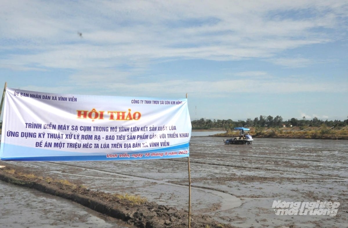 UBND xã Vĩnh Viễn phối hợp cùng các doanh nghiệp tổ chức hội thảo trình diễn máy sạ cụm trong mô hình liên kết sản xuất lúa ứng dụng kỹ thuật xử lý rơm rạ và bao tiêu sản phẩm. Ảnh: Trung Chánh. UBND xã Vĩnh Viễn phối hợp cùng các doanh nghiệp tổ chức hội thảo trình diễn máy sạ cụm trong mô hình liên kết sản xuất lúa ứng dụng kỹ thuật xử lý rơm rạ và bao tiêu sản phẩm. Ảnh: Trung Chánh.